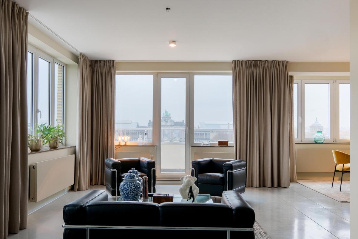 Cinquantenaire, penthouse full rénové 220m²