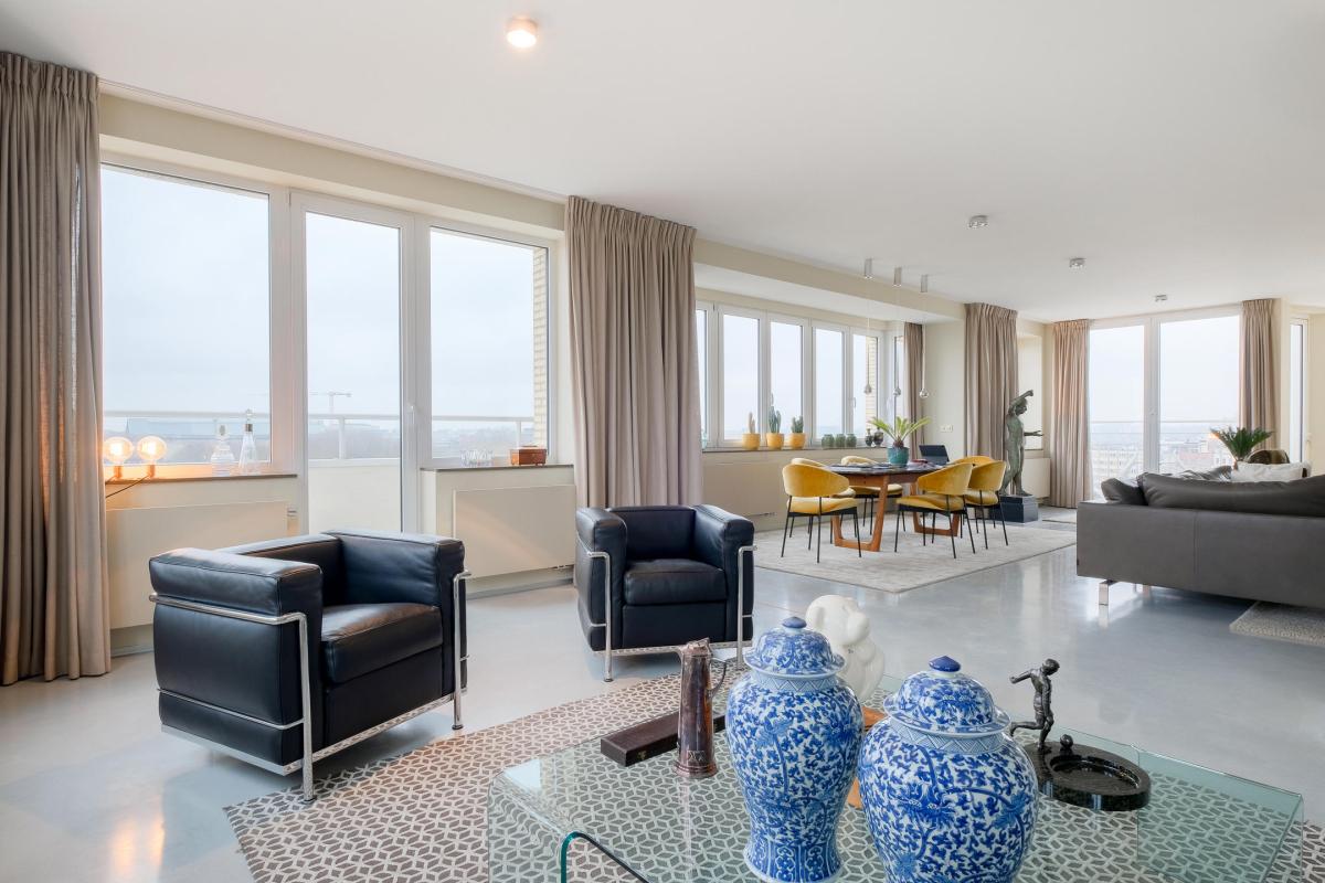 Cinquantenaire, penthouse full rénové 220m²