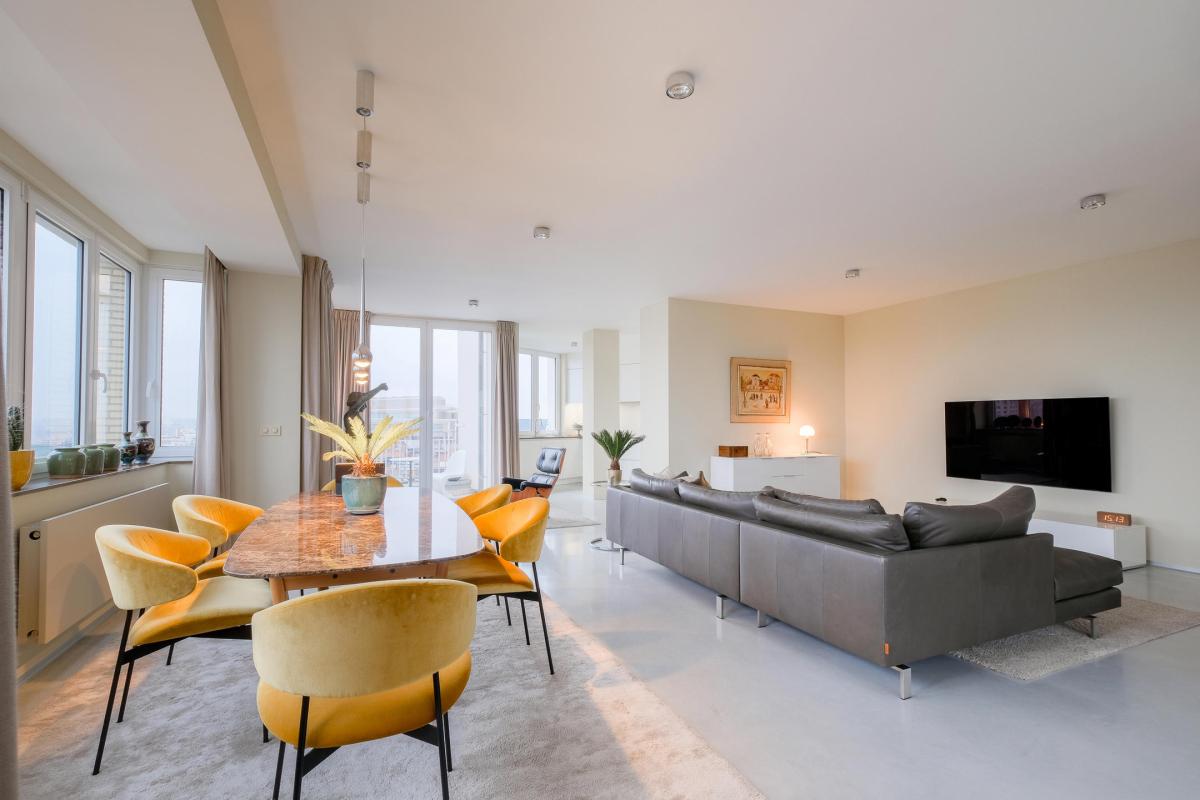 Cinquantenaire, penthouse full rénové 220m²
