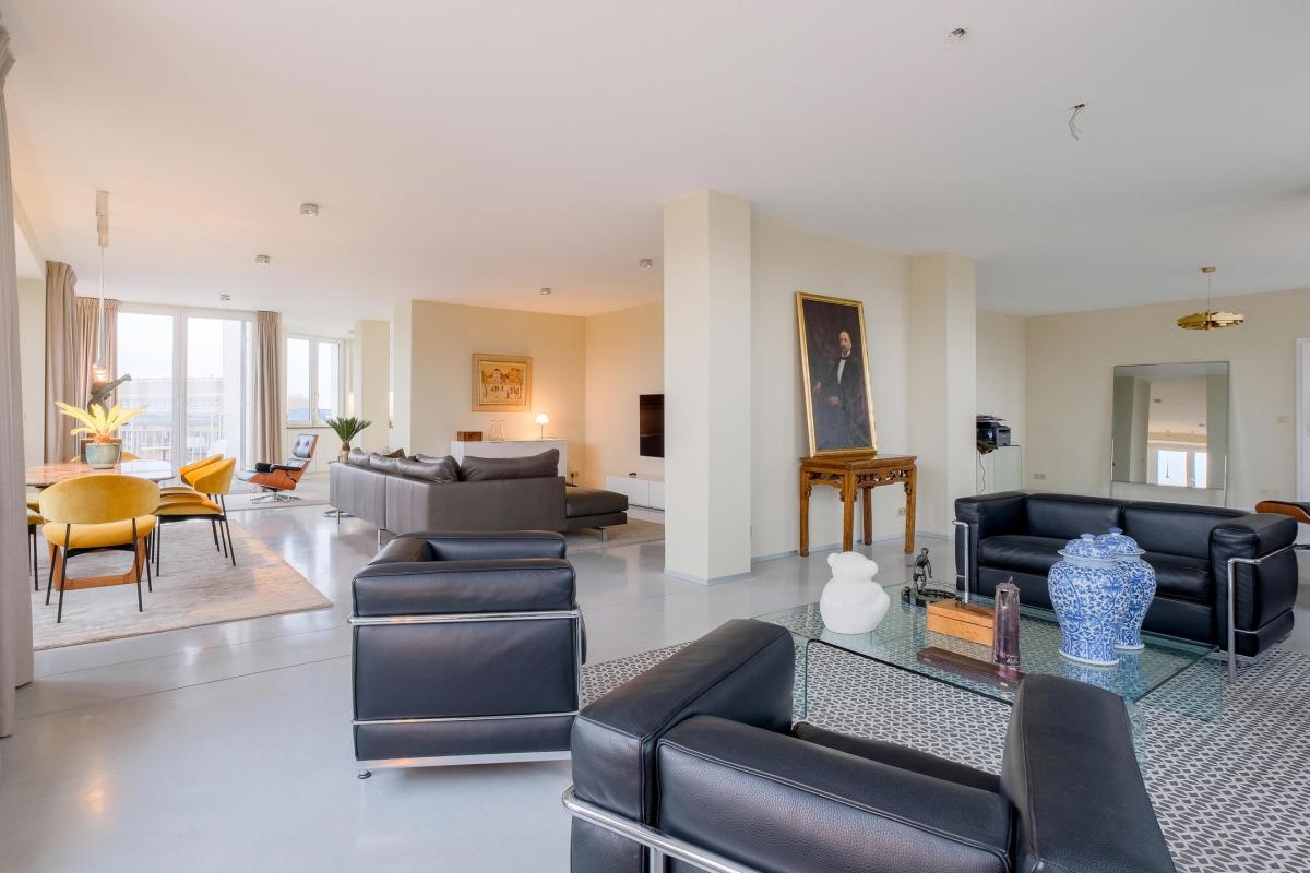 Cinquantenaire, penthouse full rénové 220m²