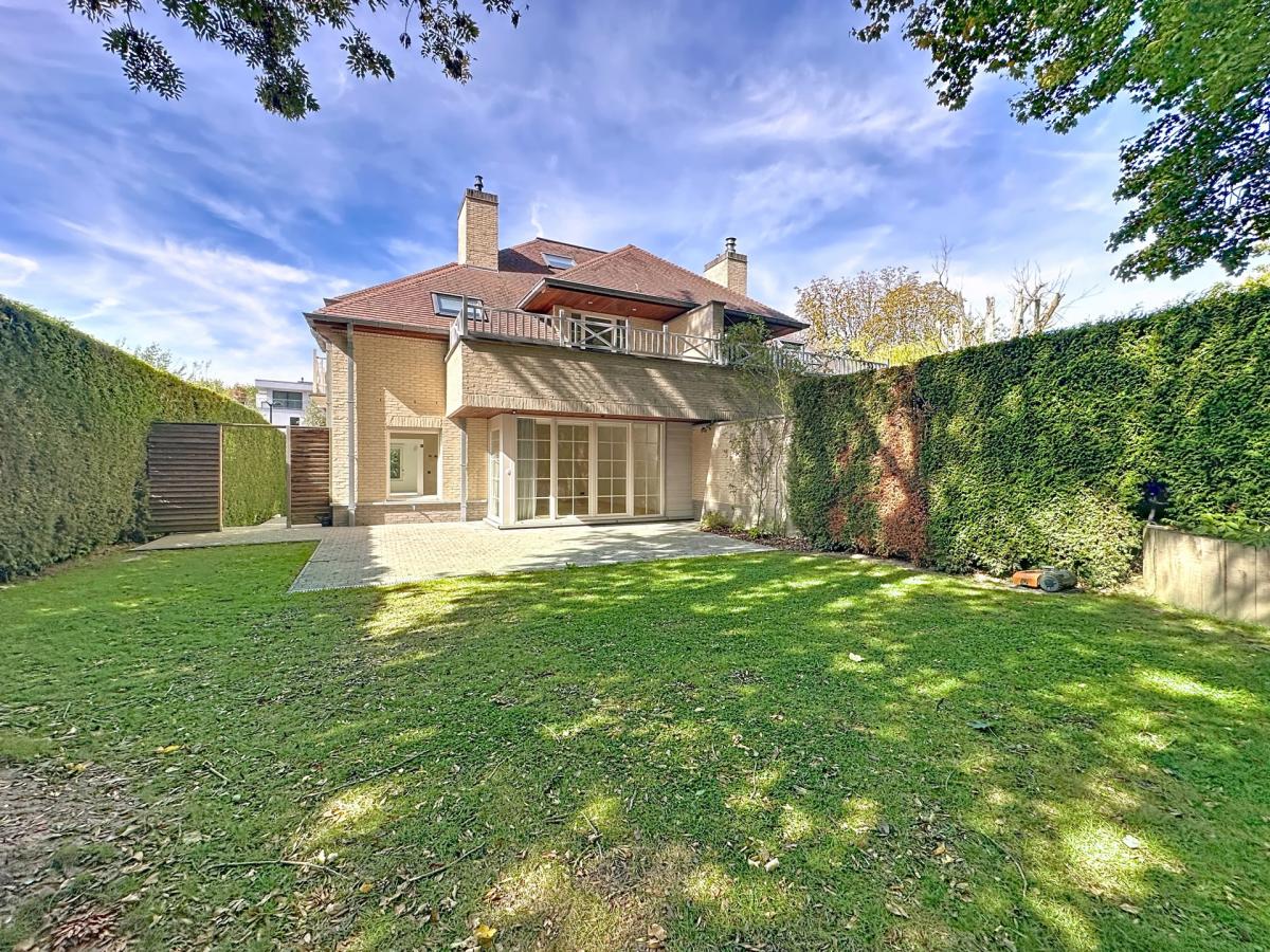 Dolez : Belle maison 3 façades + jardin + garage