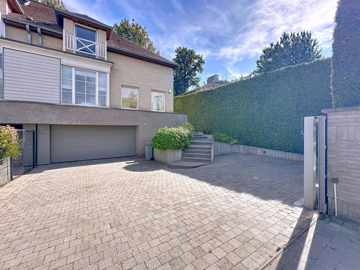 Dolez : Belle maison 3 façades + jardin + garage