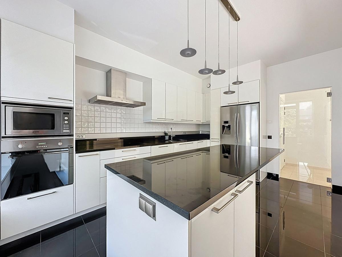 Dolez : Belle maison 3 façades + jardin + garage