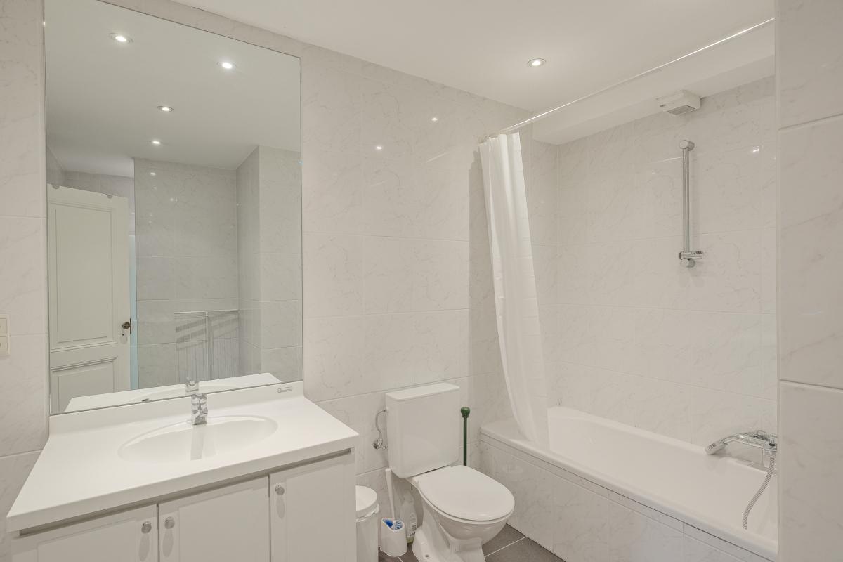 SOUS OFFRE !! Proximité du Châtelain : RDC 3 ch+ extérieurs + parking