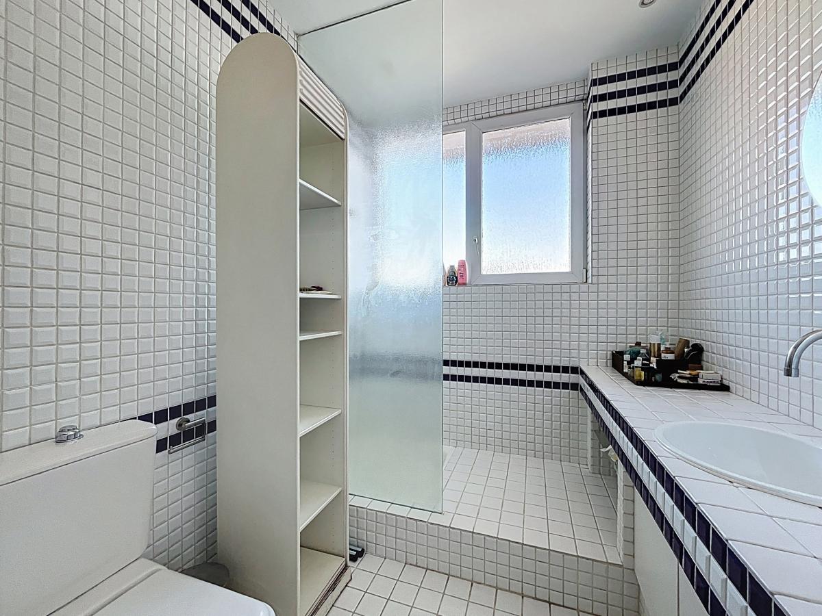 Place Stéphanie : Beau studio meublé + terrasse