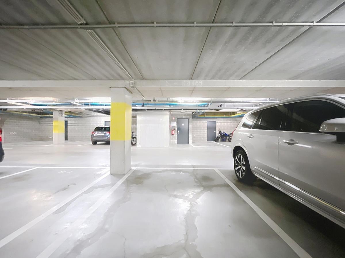 Quartier Européen : Emplacement de parking intérieur 