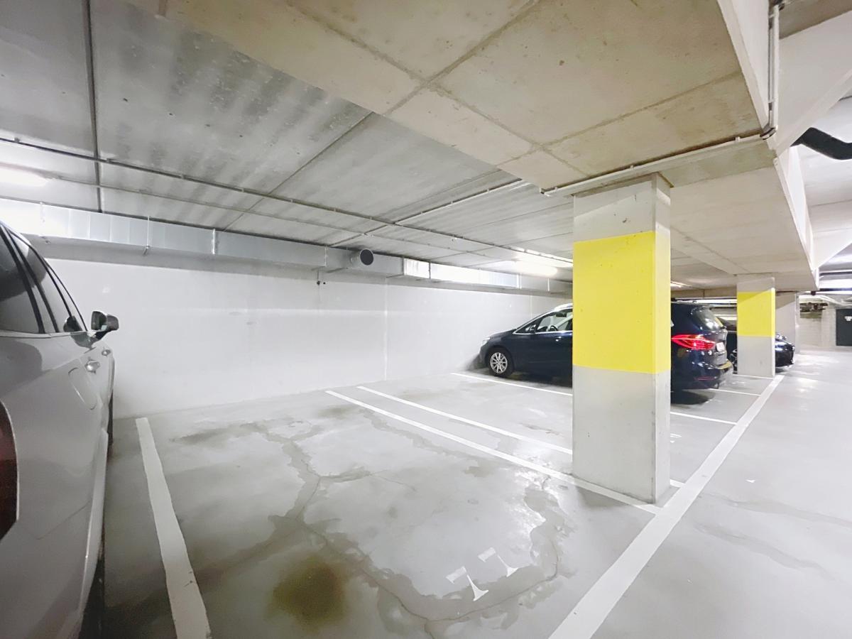Quartier Européen : Emplacement de parking intérieur 