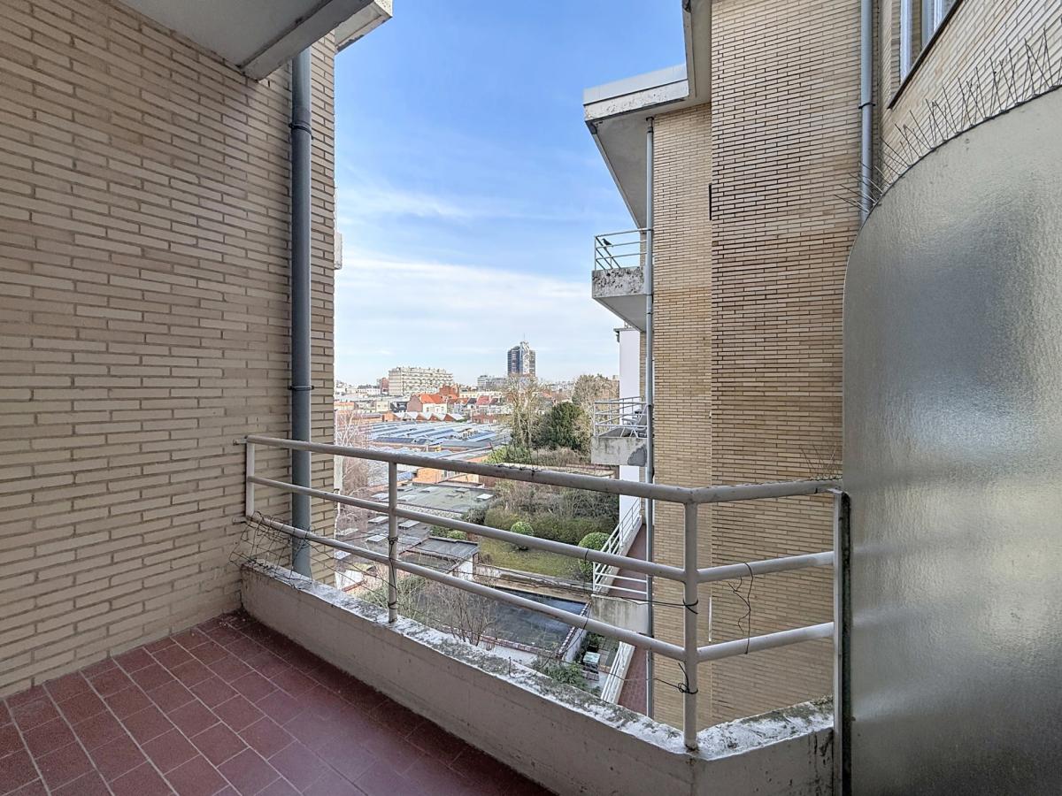 Bel-Air : Appartement 2 chambres rénové + terrasse + parking