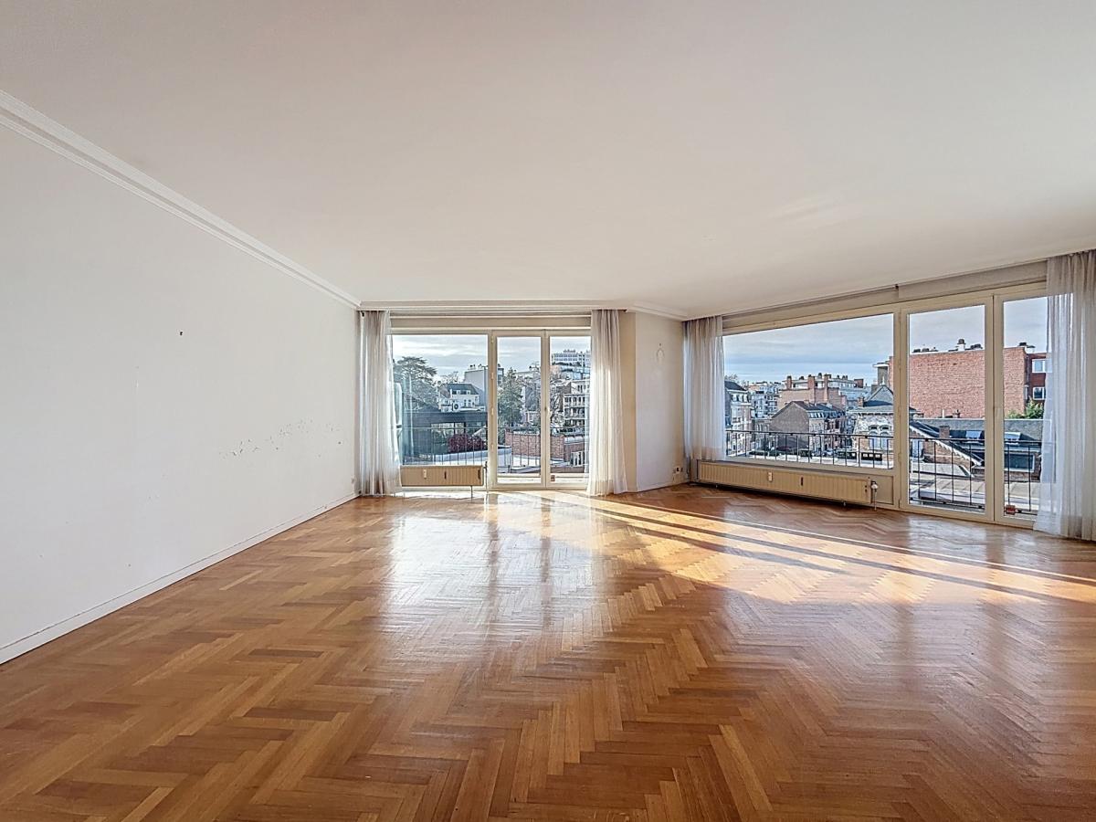 Bel-Air : Appartement 2 chambres rénové + terrasse + parking