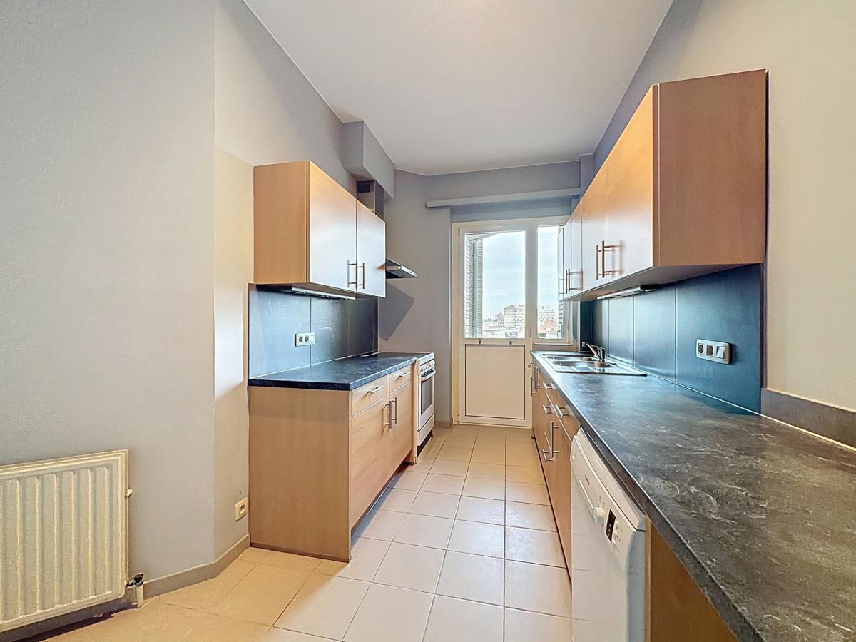 Bel-Air : Appartement 2 chambres rénové + terrasse + parking