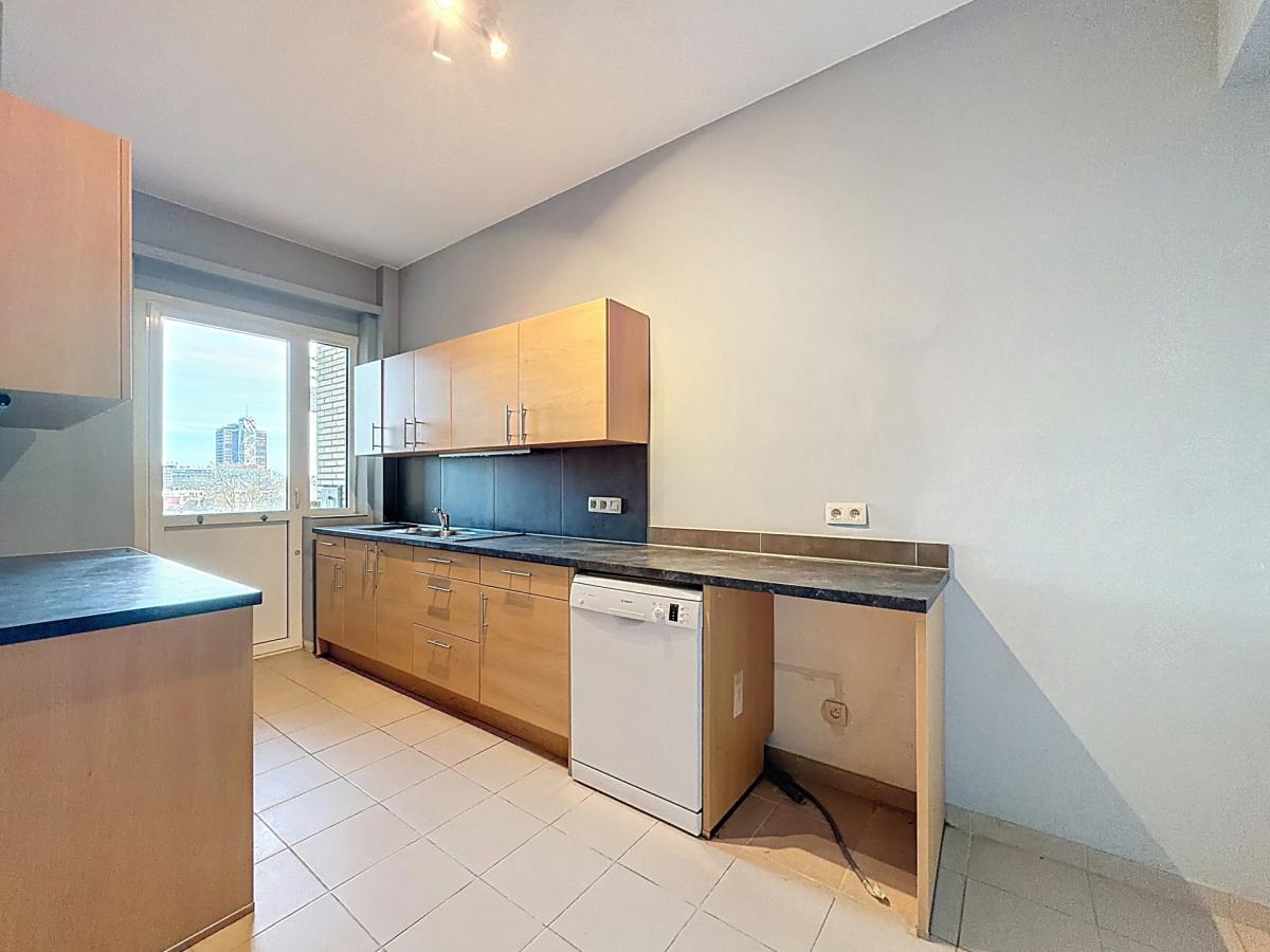 Bel-Air : Appartement 2 chambres rénové + terrasse + parking