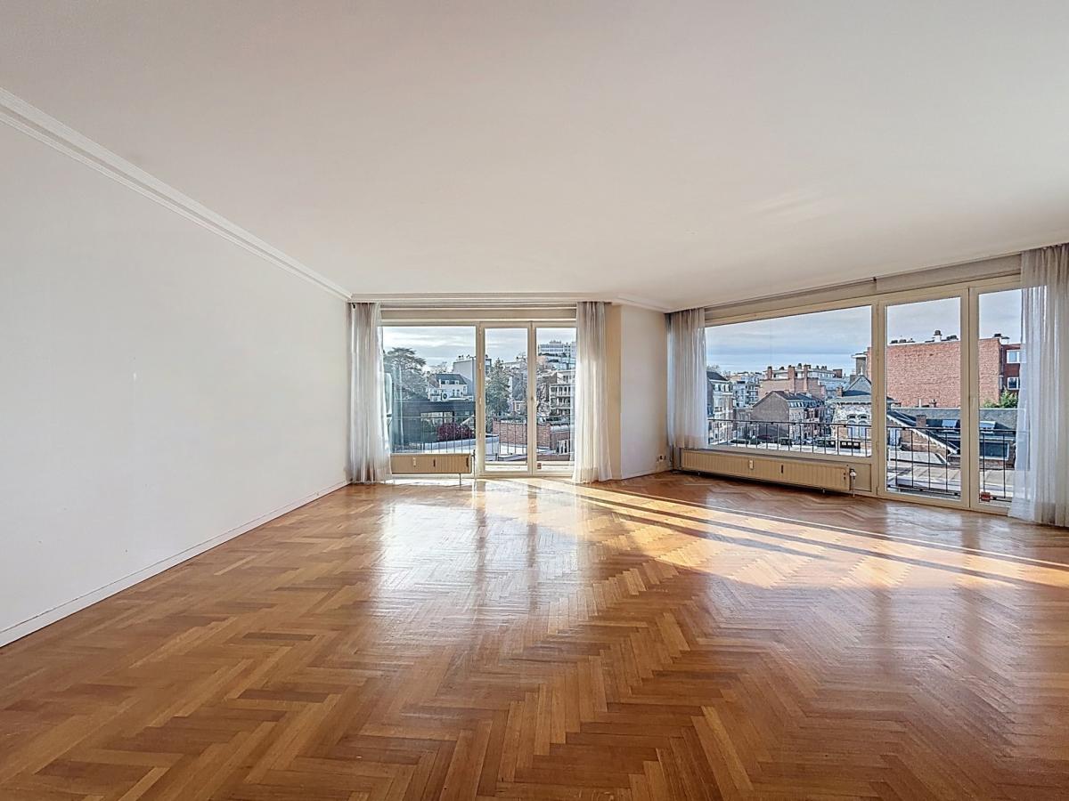 Bel-Air : Appartement 2 chambres rénové + terrasse + parking