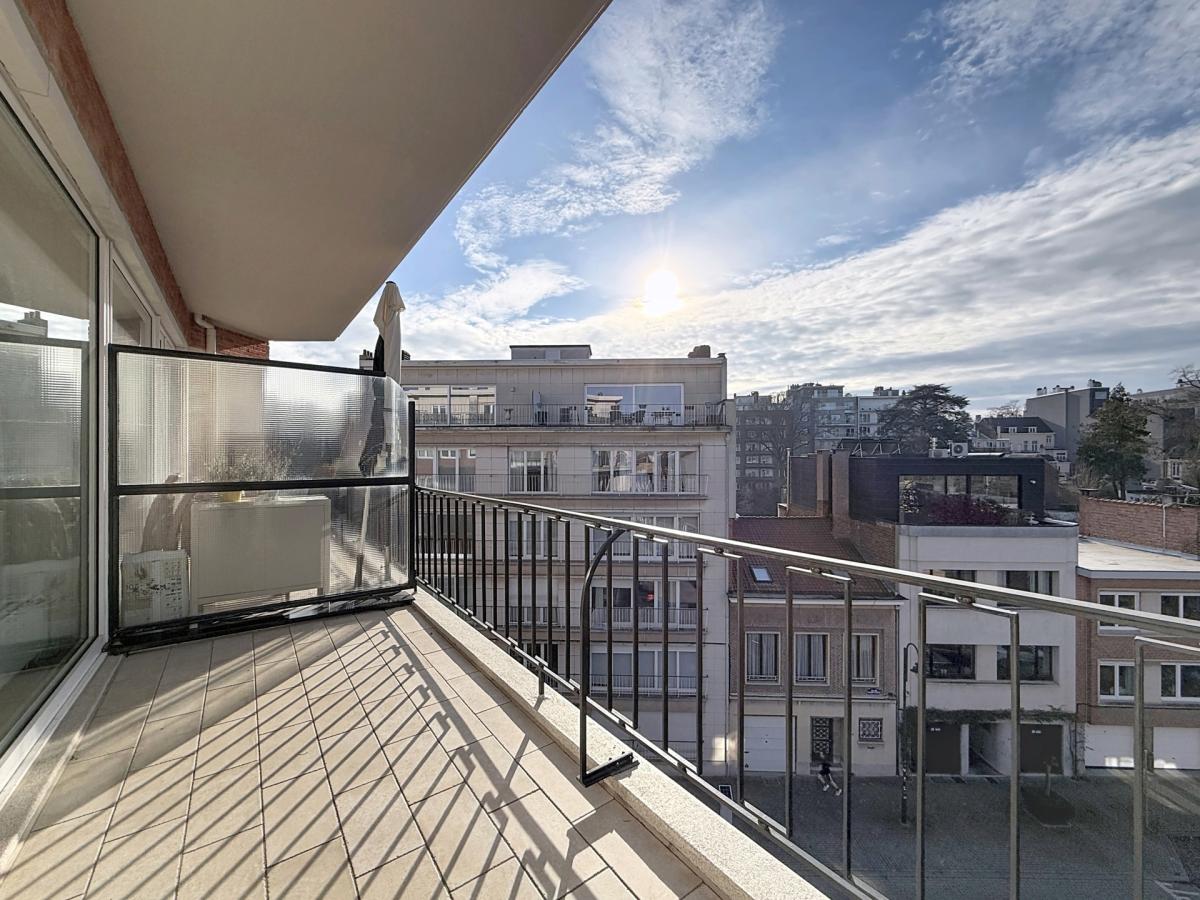 Bel-Air : Appartement 2 chambres rénové + terrasse + parking