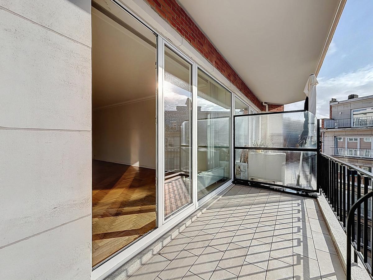 Bel-Air : Appartement 2 chambres rénové + terrasse + parking