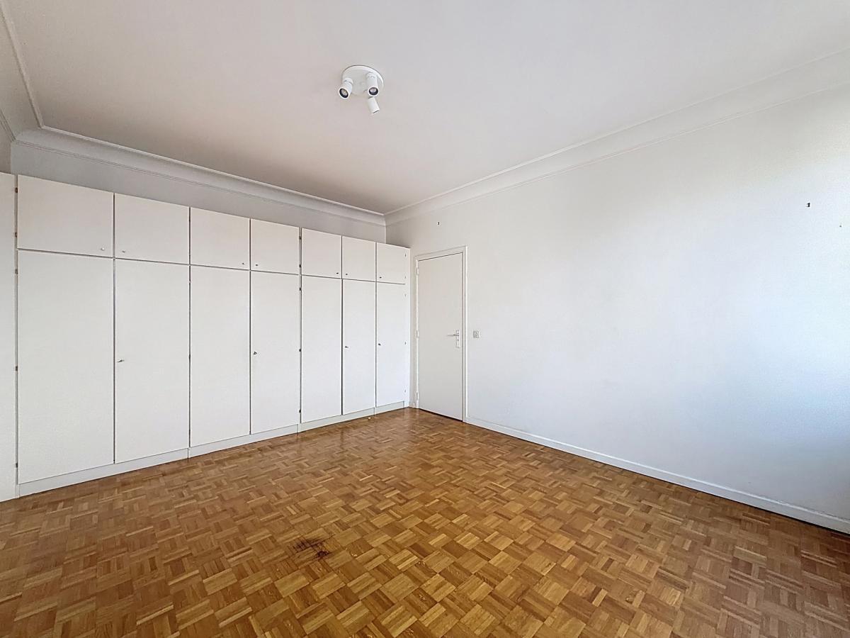 Bel-Air : Appartement 2 chambres rénové + terrasse + parking