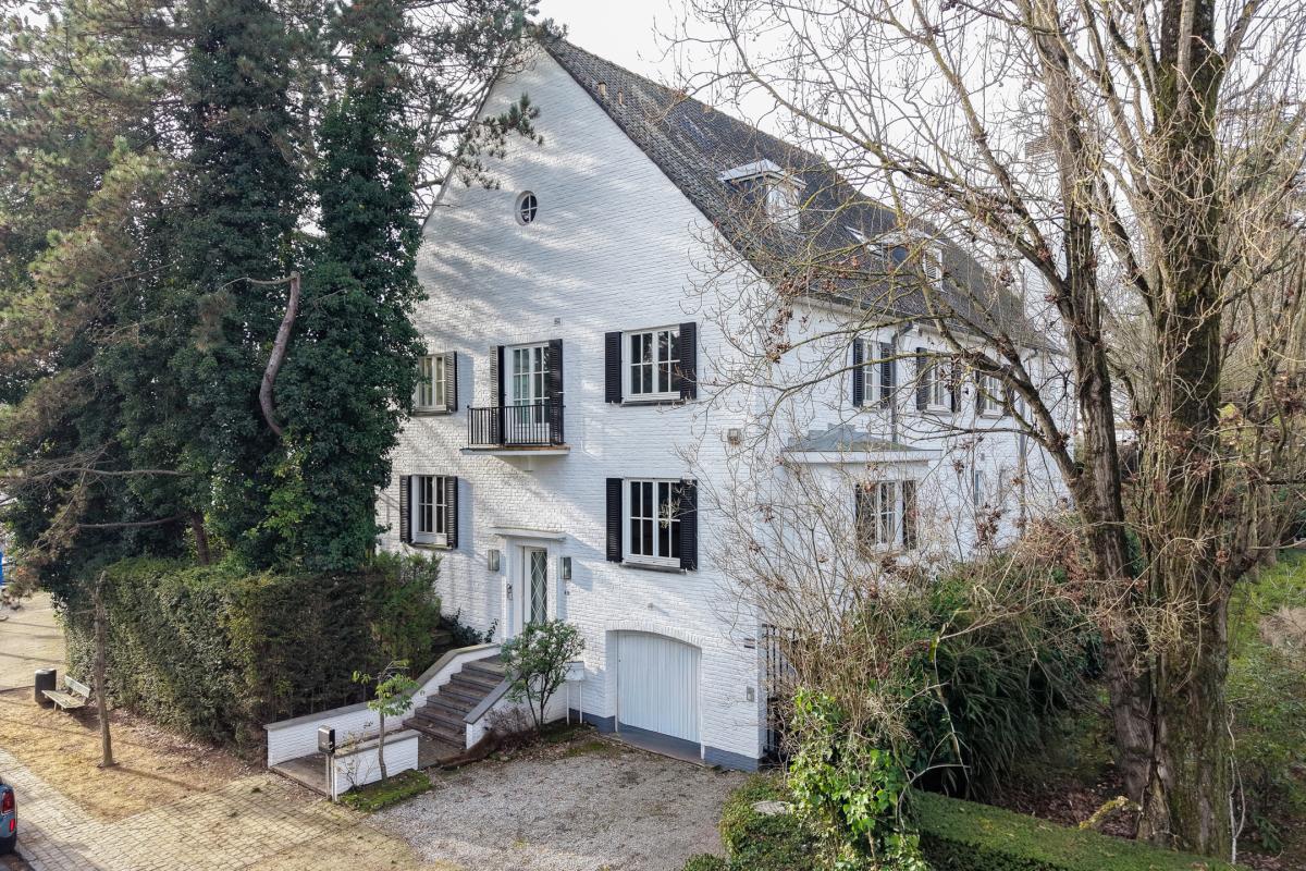 Leo Errera - Villa de 670 m² bruts, jardin & prof. libérale.