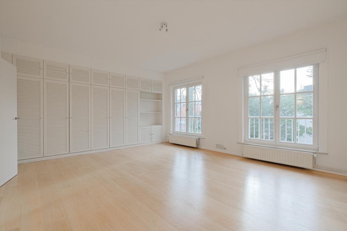 Leo Errera - Villa de 670 m² bruts, jardin & prof. libérale.