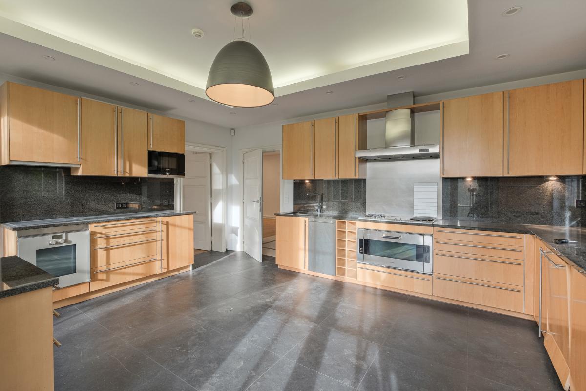 Leo Errera - Villa de 670 m² bruts, jardin & prof. libérale.