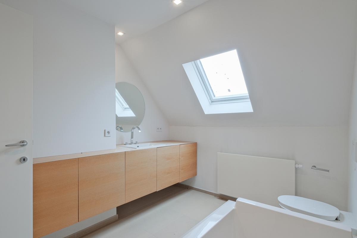 Leo Errera - Villa de 670 m² bruts, jardin & prof. libérale.