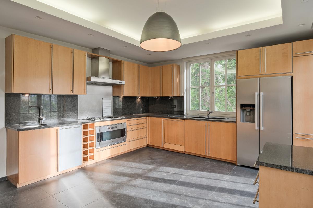 Leo Errera - Villa de 670 m² bruts, jardin & prof. libérale.