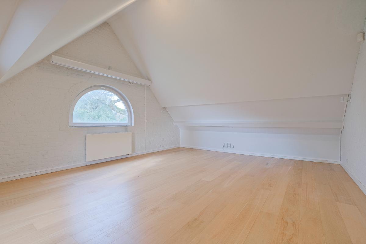 Leo Errera - Villa de 670 m² bruts, jardin & prof. libérale.