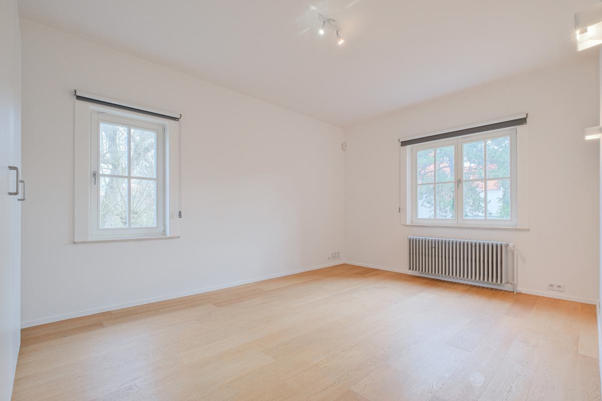 Leo Errera - Villa de 670 m² bruts, jardin & prof. libérale.