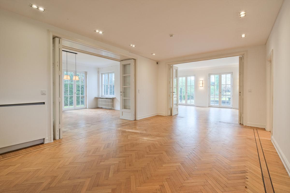 Leo Errera - Villa de 670 m² bruts, jardin & prof. libérale.