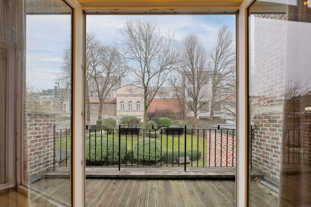 Botanique: Appartement de charme terrasse parking jardin