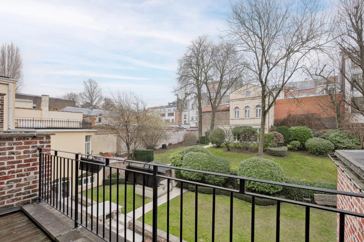 Botanique: Appartement de charme terrasse parking jardin