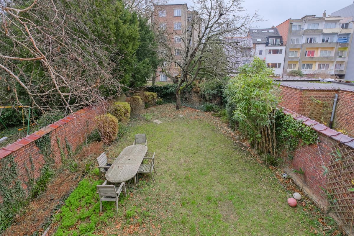 Molière/C. Meunier : rez 100m², 2 ch, terr 13m² + jard 165m²