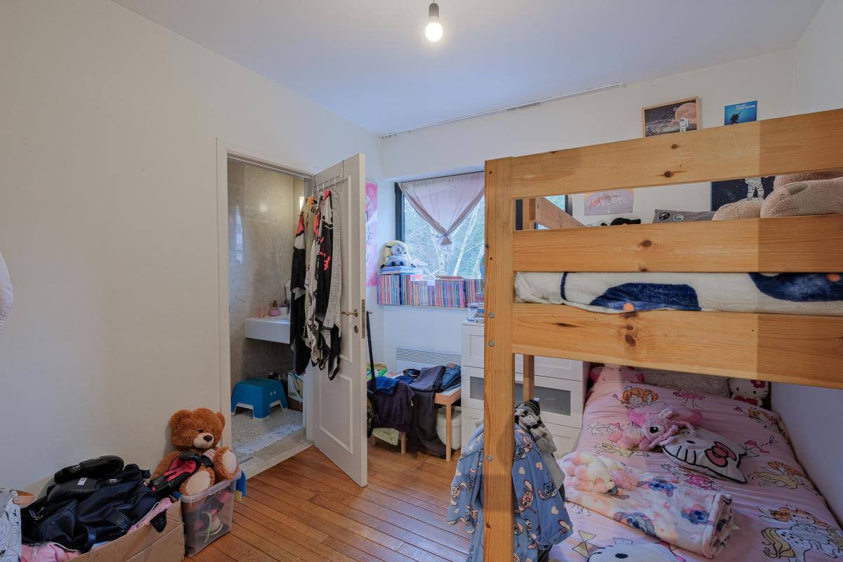 Molière/C. Meunier : rez 100m², 2 ch, terr 13m² + jard 165m²