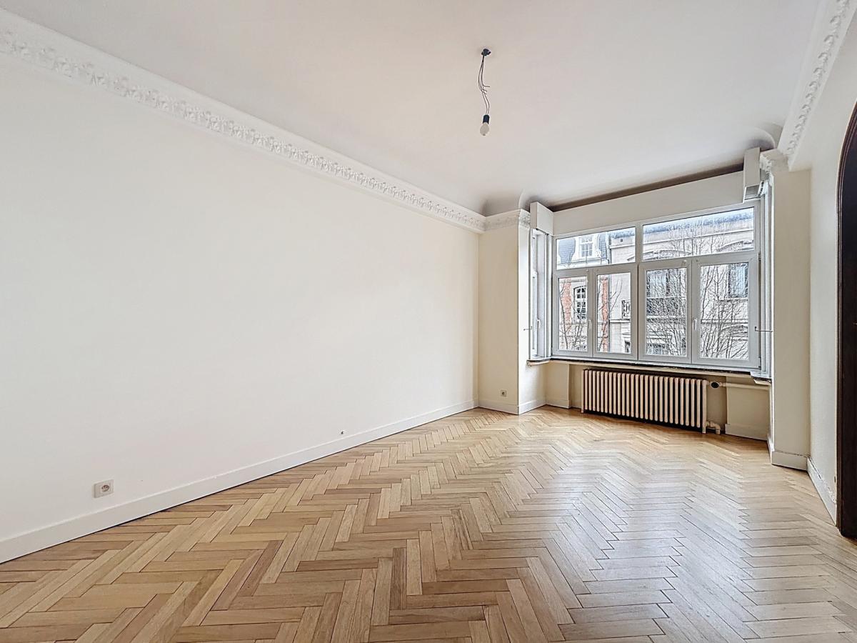 Pl. Brugmann / Châtelain : Bel appartement de caractère 