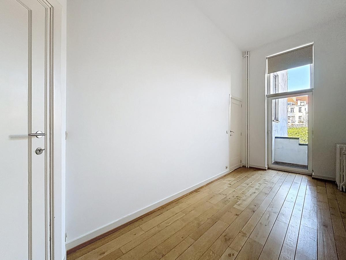 Chatelain : Superbe appartement 2 chambres + balcon