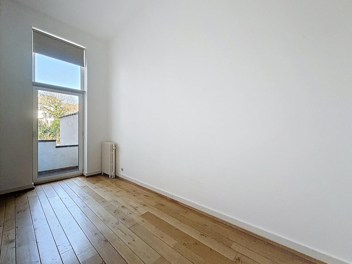 Chatelain : Superbe appartement 2 chambres + balcon