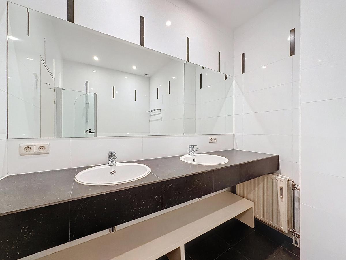 Chatelain : Superbe appartement 2 chambres + balcon