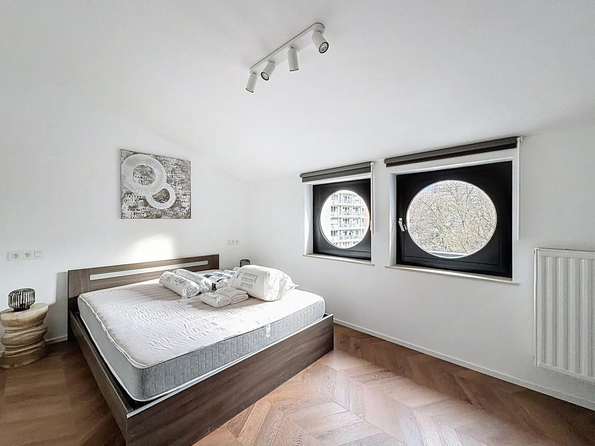 Square Ambiorix : Beau duplex entièrement rénové et meublé