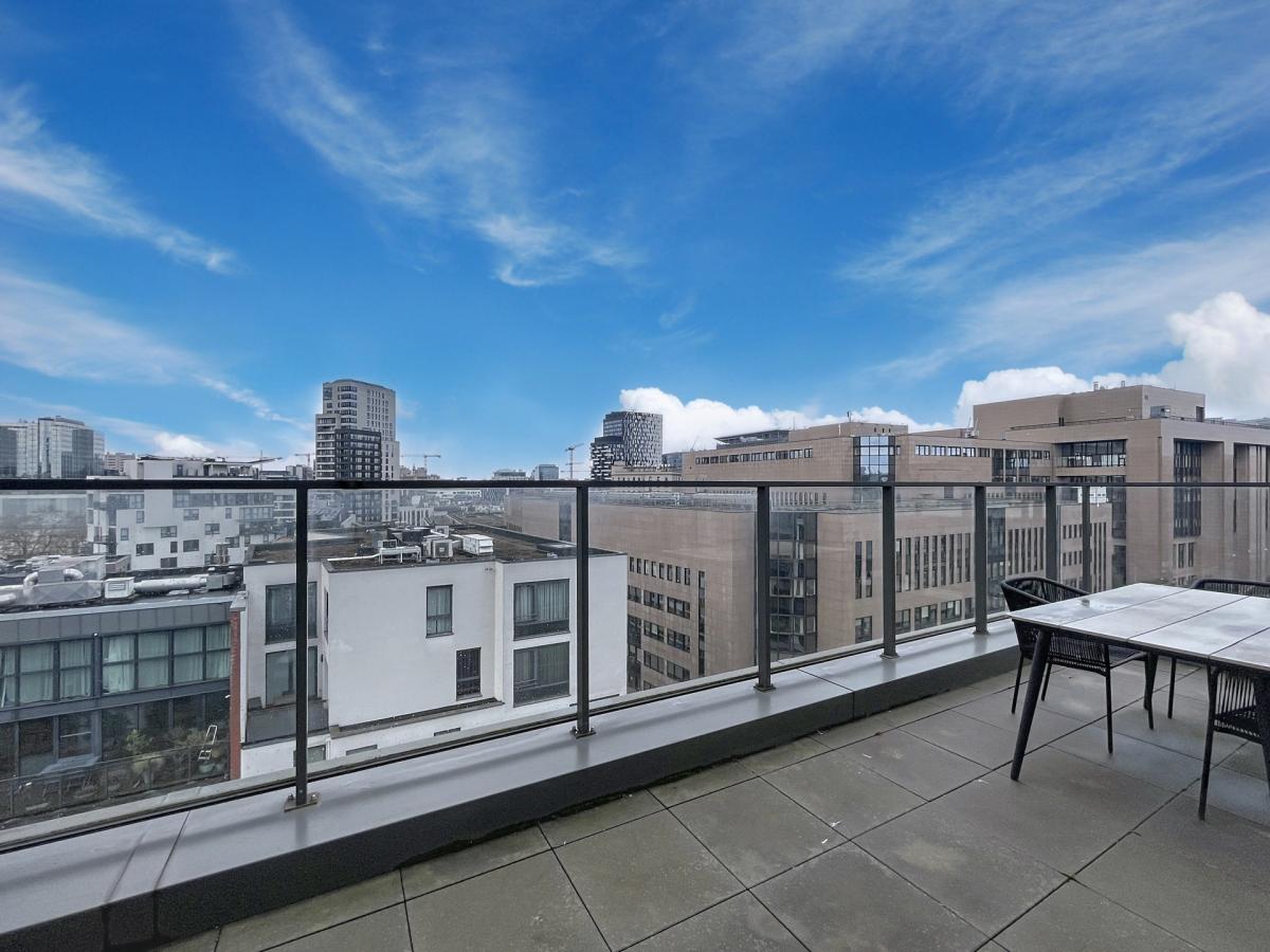 Quartier Européen: Beau penthouse 2ch + terrasse + parking
