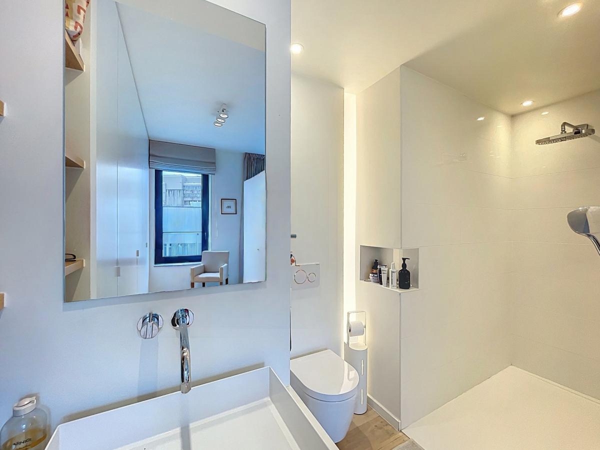 Quartier Européen: Beau penthouse 2ch + terrasse + parking