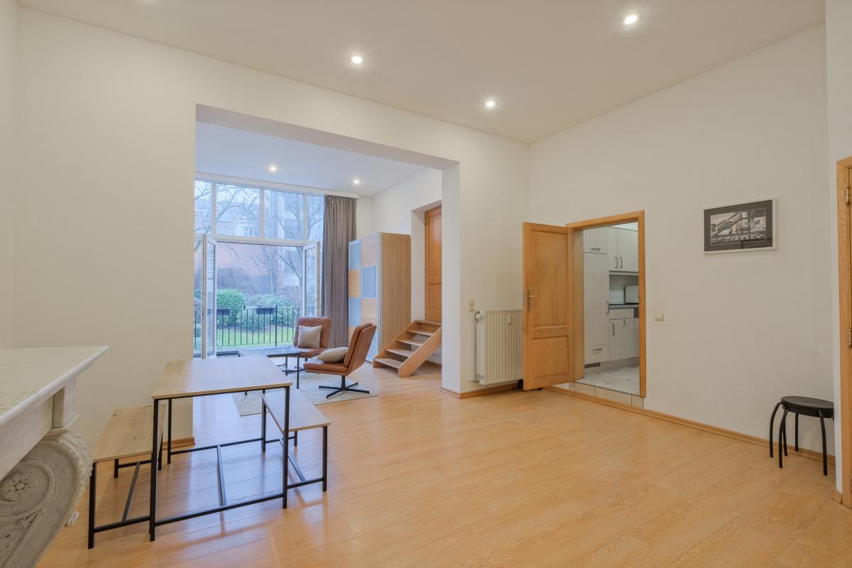 Botanique: Appartement de charme terrasse parking jardin