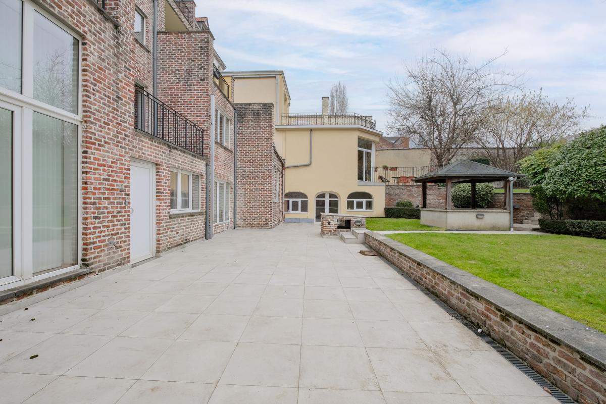 Botanique: Appartement de charme terrasse parking jardin