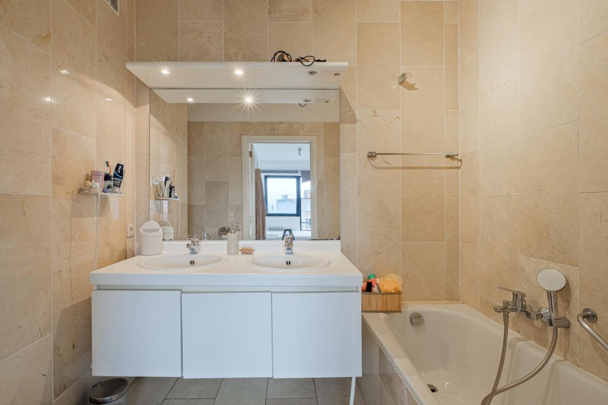 Molière/C. Meunier : rez 100m², 2 ch, terr 13m² + jard 165m²