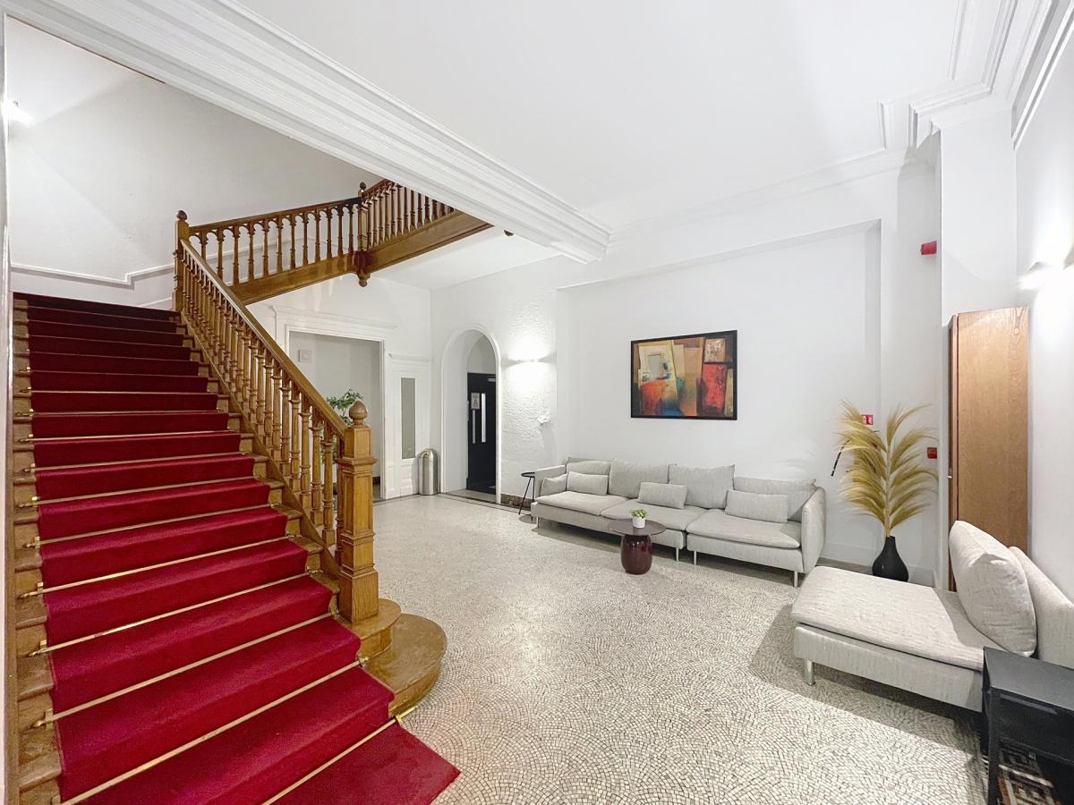 Châtelain/Stéphanie : Appartement meublé 3 chambres 