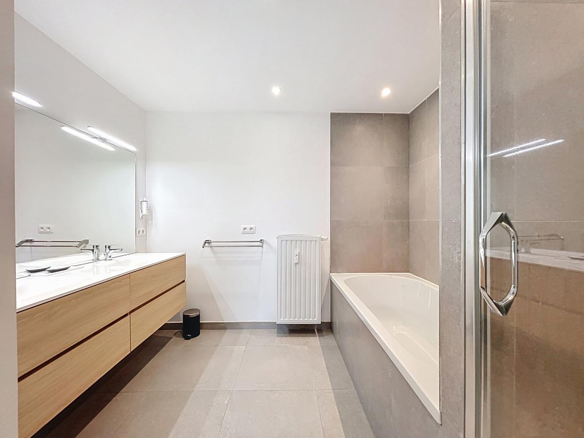 Châtelain/Stéphanie : Appartement meublé 3 chambres 