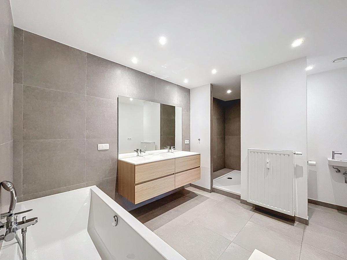 Châtelain/Stéphanie : Triplex meublé 3 chambres avec jardin 