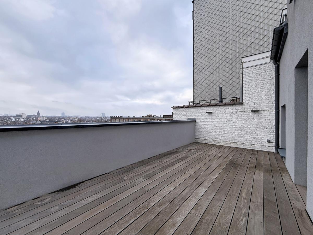 Cinquantenaire : Superbe duplex penthouse meublé + terrasse
