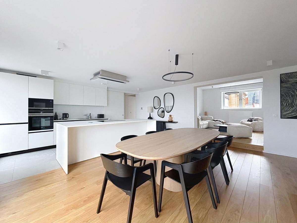 Cinquantenaire : Superbe duplex penthouse meublé + terrasse