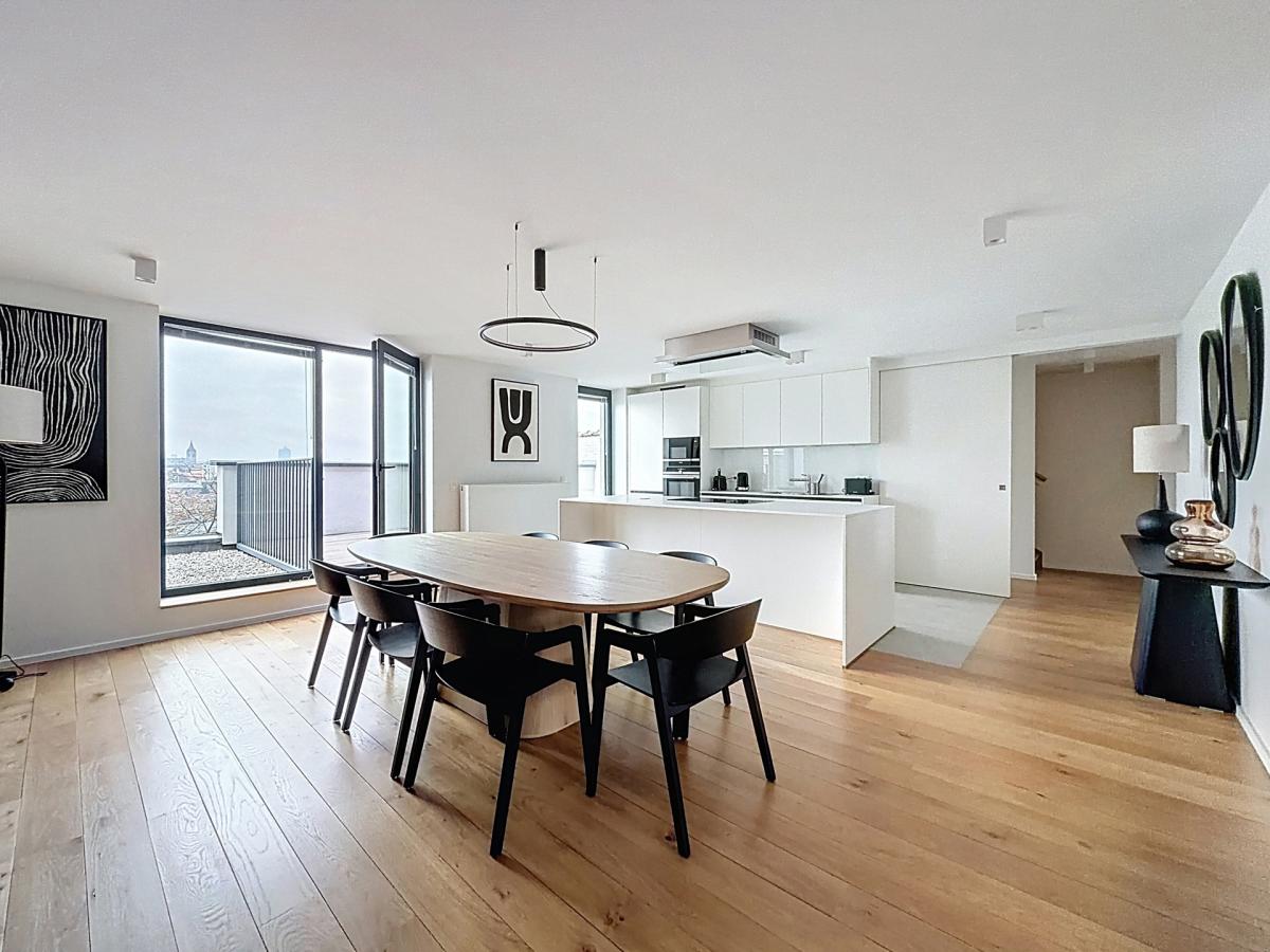 Cinquantenaire : Superbe duplex penthouse meublé + terrasse