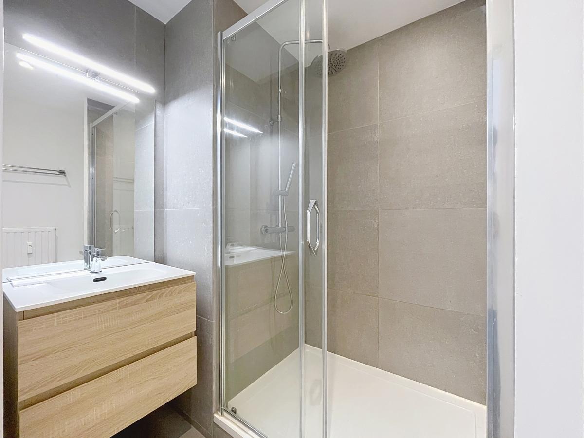 Châtelain/Stéphanie : Triplex meublé 3 chambres avec jardin 