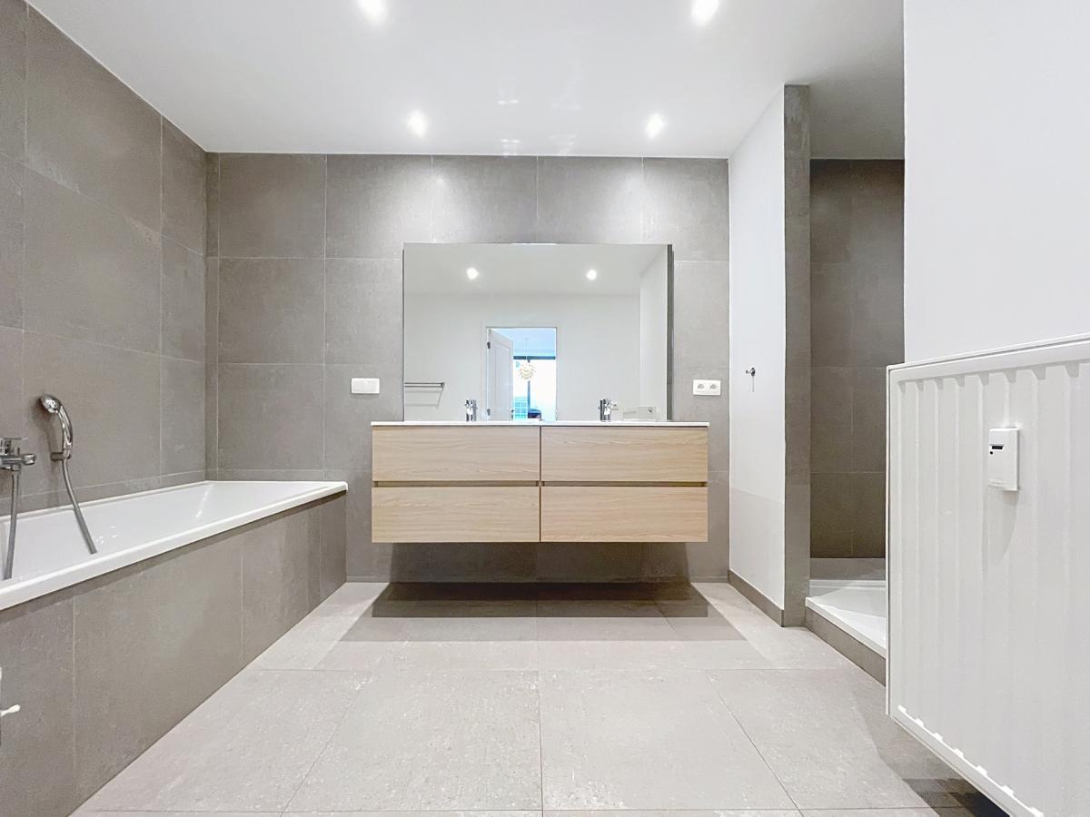 Châtelain/Stéphanie : Triplex meublé 3 chambres avec jardin 