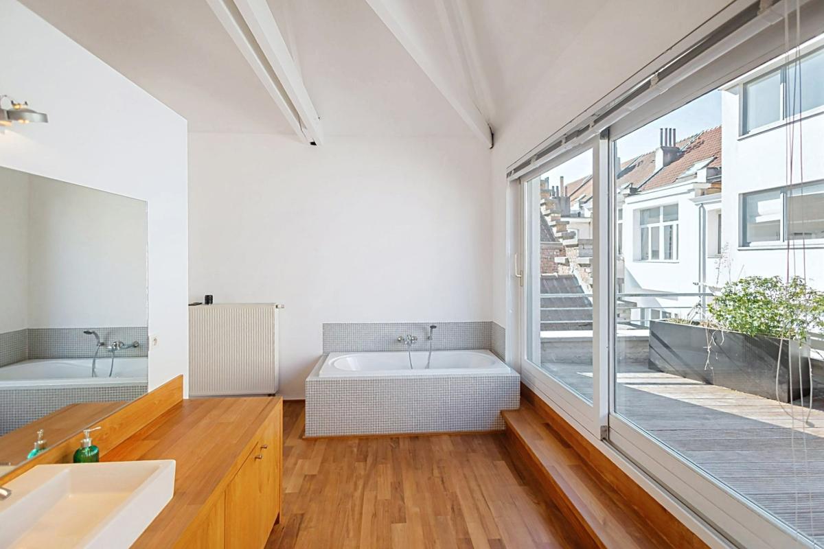 Châtelain : Appartement duplex 3 chambres + terrasses + pkg 